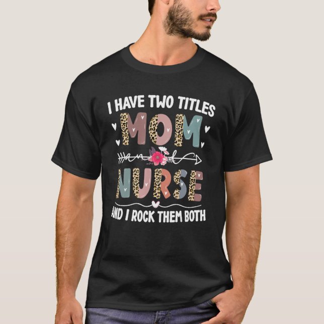 Camiseta I Have Two Titles Mom And Nurse Leopard Mother s D (Frente)