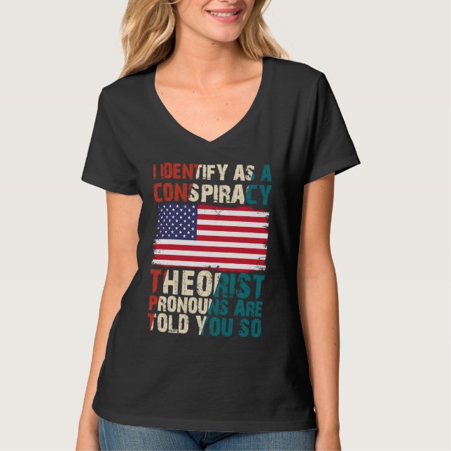 Camiseta I Identify As A Conspiracy Theorist Pronouns Are T (Frente)