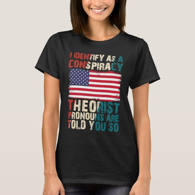 Camiseta I Identify As A Conspiracy Theorist Pronouns Are T (Frente)