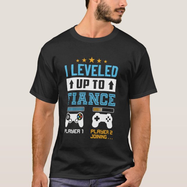 Camiseta I Leveled Up To Fiance Funny Newly Engaged Matchin (Frente)