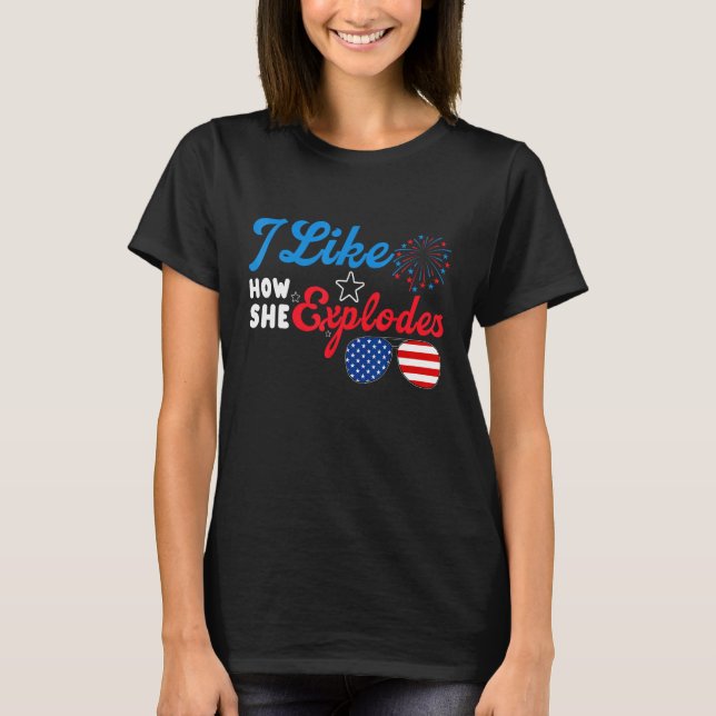 Camiseta I Like How She Explodes 4th Of July  Independence  (Frente)