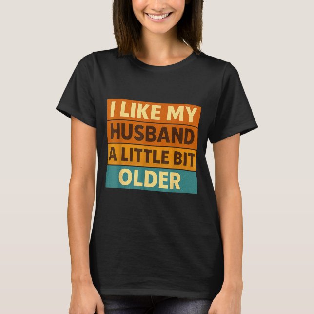 Camiseta I Like My Husband A Little Bit Older Funny Saying  (Frente)