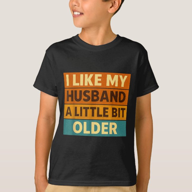 Camiseta I Like My Husband A Little Bit Older Funny Saying  (Frente)