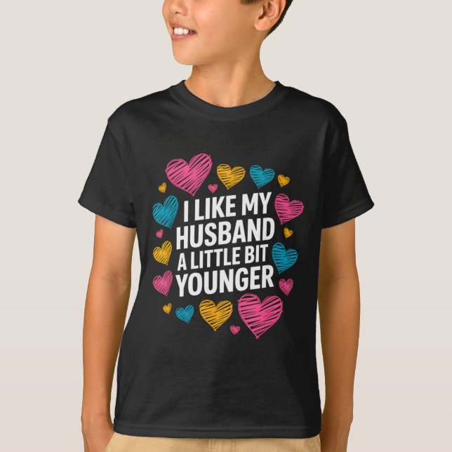 Camiseta I Like My Husband A Little Bit Younger Funny Sayin (Frente)