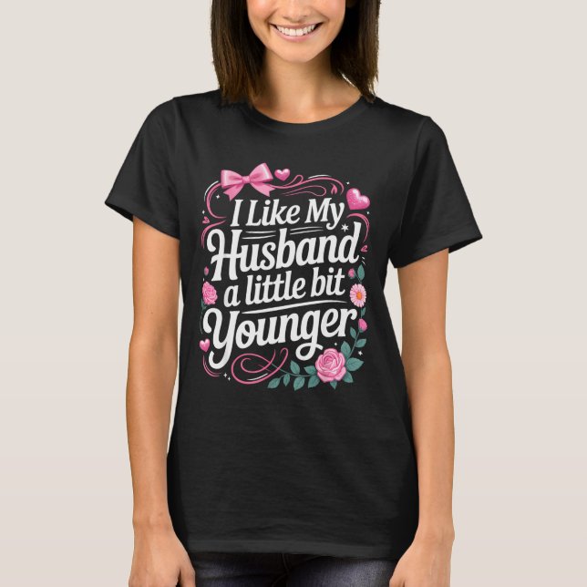 Camiseta I Like My Husband A Little Bit Younger Funny Sayin (Frente)