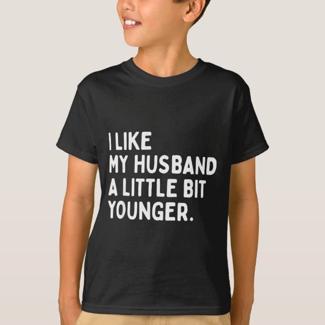 Camiseta I Like My Husband A Little Bit Younger Funny Wife  (Frente)