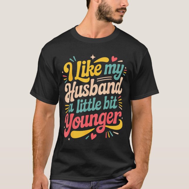 Camiseta I Like My Husband A Little Bit Younger Funny Women (Frente)