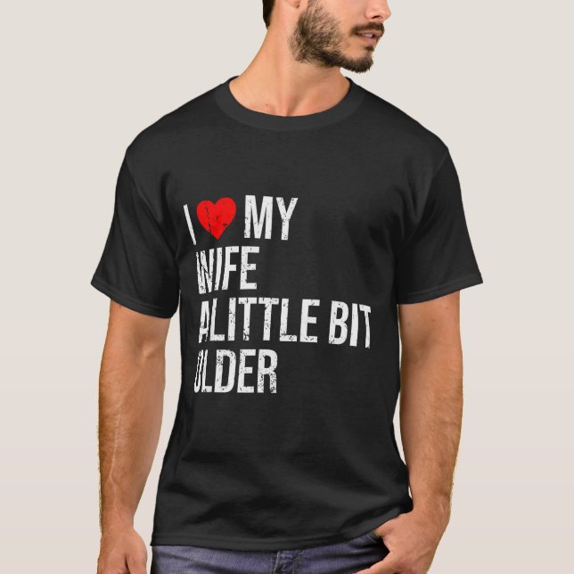 Camiseta I Like My Wife A Little Bit Older Funny Saying Mar (Frente)