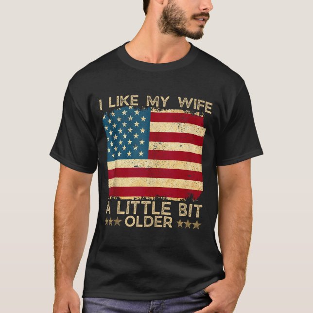 Camiseta I Like My Wife A Little Bit Older Funny Saying Wom (Frente)