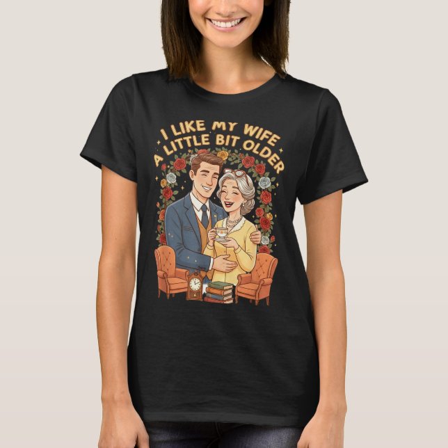 Camiseta I Like My Wife A Little Bit Older Funny Saying Wom (Frente)