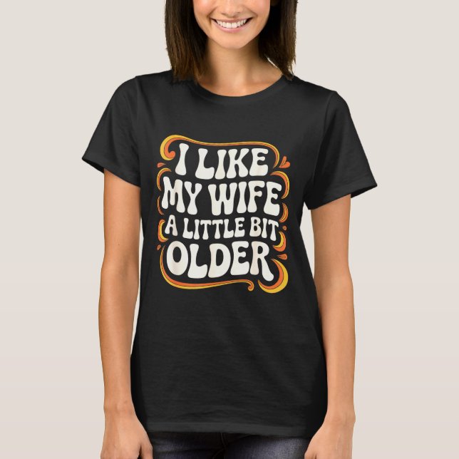 Camiseta I Like My Wife A Little Bit Older Groovy Marriage  (Frente)