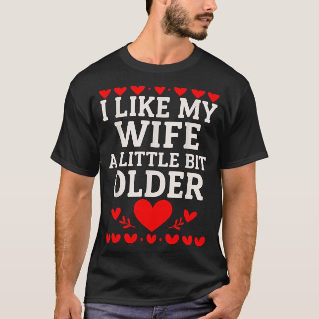Camiseta I Like My Wife A Little Bit Older Valentine’s Day  (Frente)
