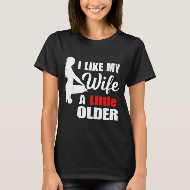 Camiseta I Like My Wife Retro A Little Older Sarcastic Suse (Frente)
