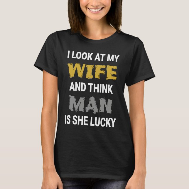 Camiseta I Look At My Wife Wife Is Lucky Lucky Wife Funny W (Frente)