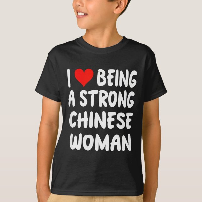 Camiseta I Love Being A Strong Chinese Woman - Heart - Chin (Frente)