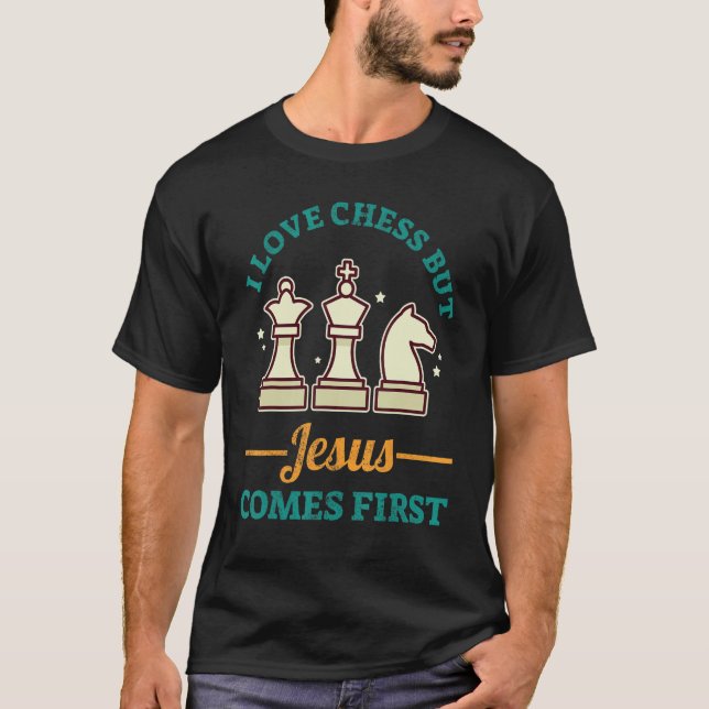 Camiseta I Love Chess But Jesus Comes First (Frente)