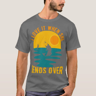 Camiseta I Love It When She Bends Over Mens Funny Fishing11