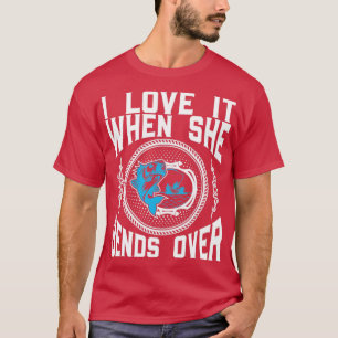 Camiseta I Love It When She Bends Over Mens Funny Fishing15