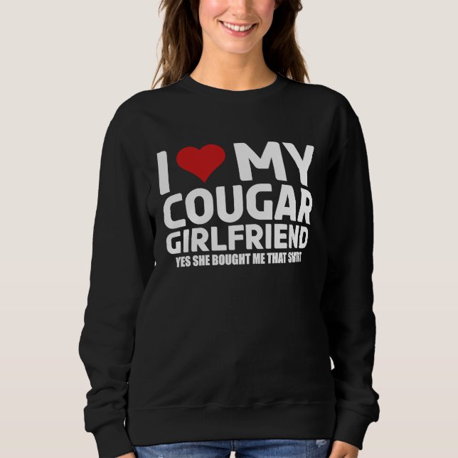 Camiseta I Love My Cougar Girlfriend Yes She Bought Me This (Frente)