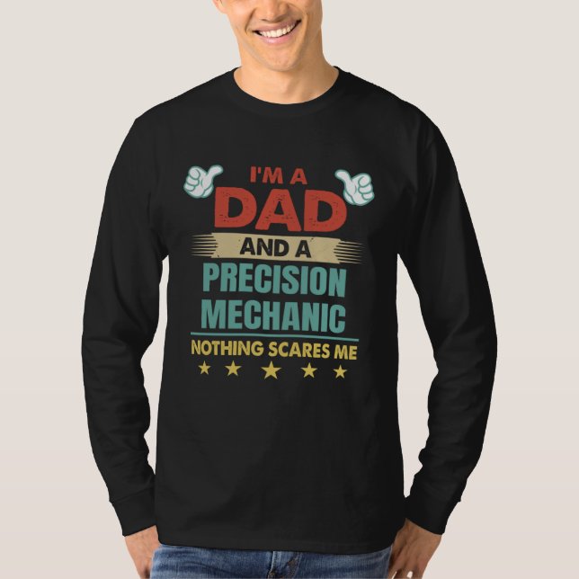 Camiseta I m A Dad And A Precision Mechanic Nothing Scares  (Frente)
