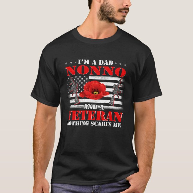 Camiseta I m A Dad Nonna And A Veteran Nothing Scares Me Fl (Frente)