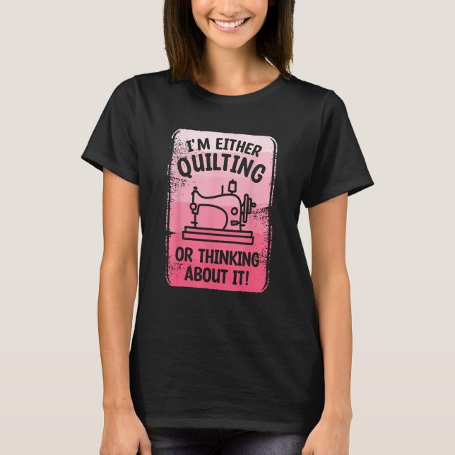 Camiseta I m Either Quilting Or Thinking About It Sewing Se (Frente)