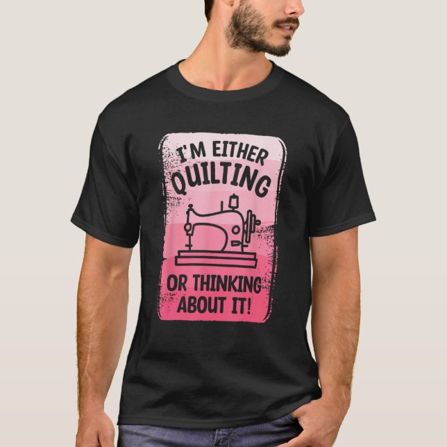 Camiseta I m Either Quilting Or Thinking About It Sewing Se (Frente)