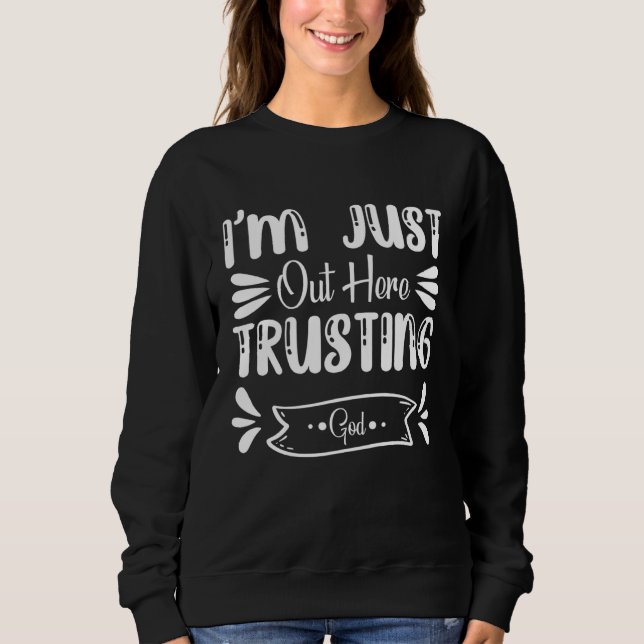 Camiseta I m Just Out Here Trusting God Jesus Godly Christi (Frente)