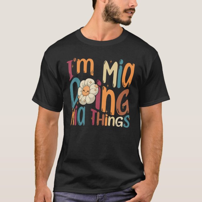 Camiseta I m Mia Doing Mia Things  Groovy Retro Mia (Frente)