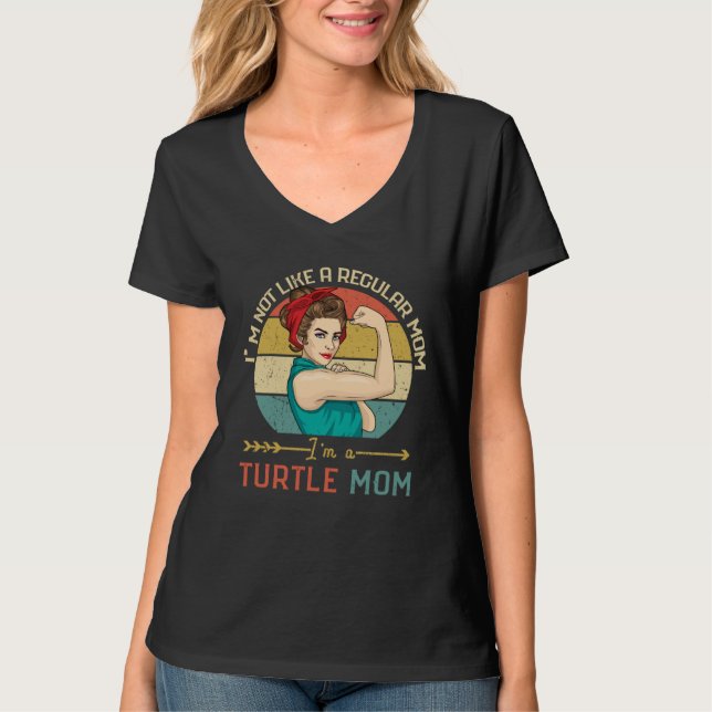 Camiseta I m Not Like A Regular Mom I m A Turtle Mom (Frente)