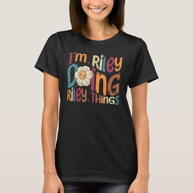 Camiseta I m Riley Doing Riley Things  Groovy Retro Riley (Frente)
