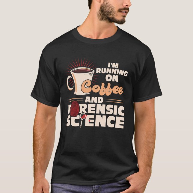 Camiseta I m Running On Coffee And Forensic Science (Frente)