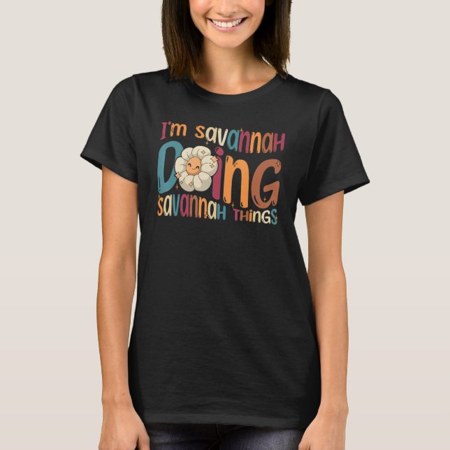 Camiseta I m Savannah Doing Savannah Things Groovy Retro Sa (Frente)