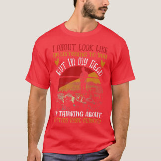 Camiseta I Might Look Like I'm Listening To You Chickens Fa
