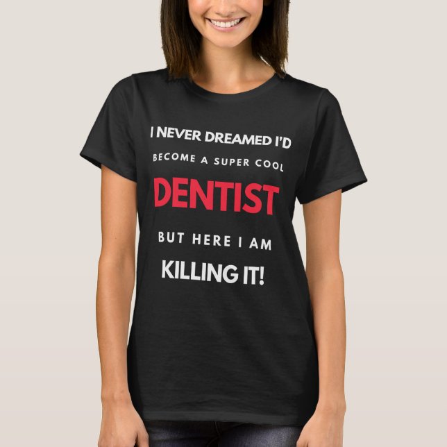 Camiseta I Never Dreamed I'd Become A Super Cool Dentist (Frente)