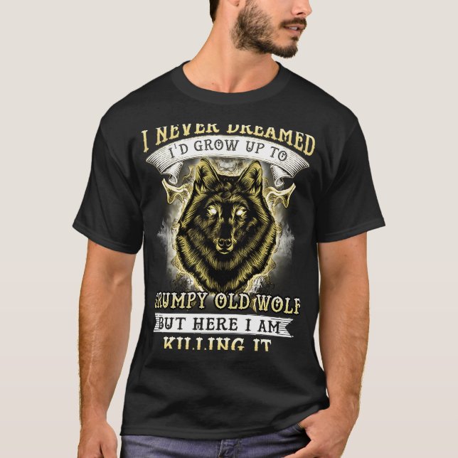 CAMISETA I NEVER DREAMED I'D GROW UP TO GRUMPY OLD WOLF (Frente)