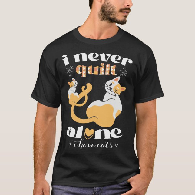 Camiseta I Never Quilt Alone I Have Cats  Quilter Womans Me (Frente)