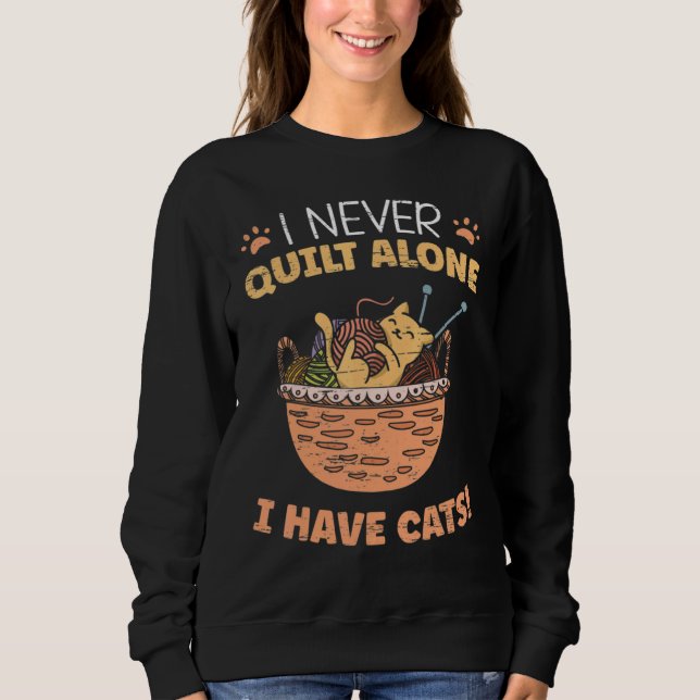 Camiseta I Never Quilt Alone I Have Cats  Quilting Sewing (Frente)