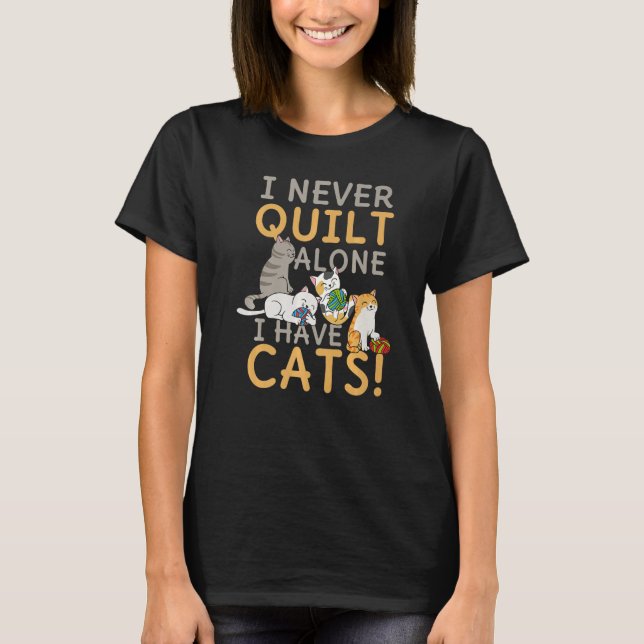 Camiseta I Never Quilt Alone My Cat Helps Sewing Seamstress (Frente)