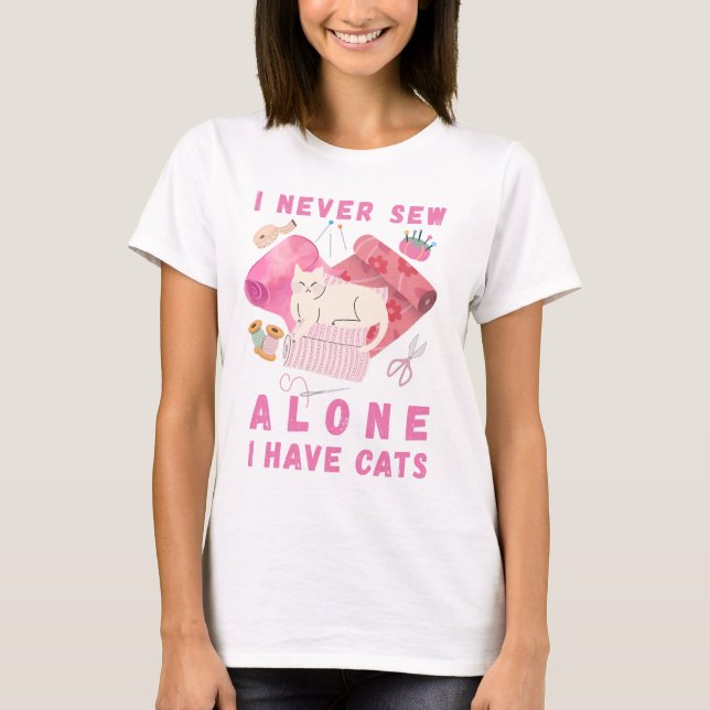 Camiseta I Never Sew Alone I Have Cats - A Cat Sewing  (Frente)
