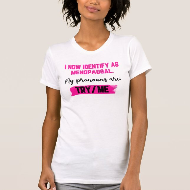Camiseta I Now Identify As Menopausal. My Pronouns: Try/Me (Frente)