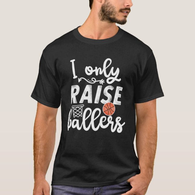 Camiseta I only raise Ballers womens Basketball saying Mom  (Frente)