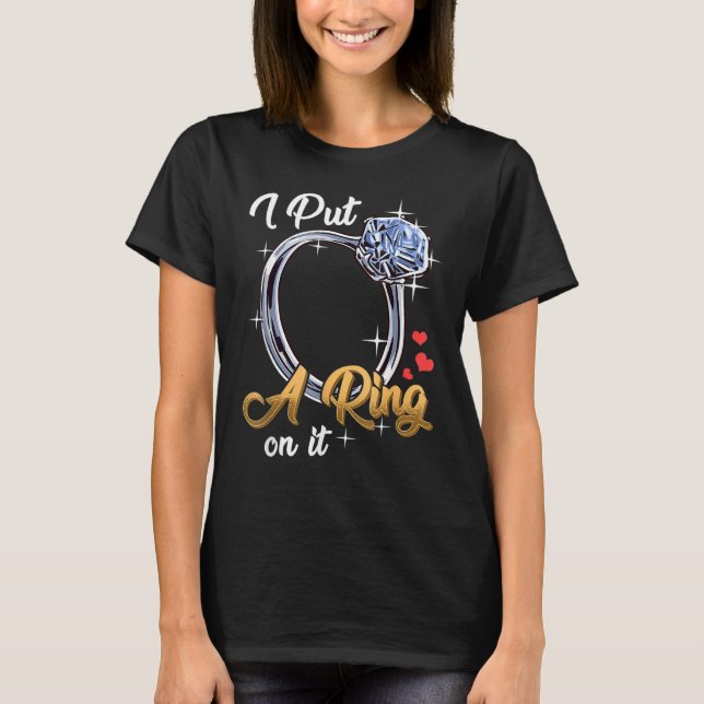 Camiseta I Put A Ring On It Funny Engagement Engaged Future (Frente)