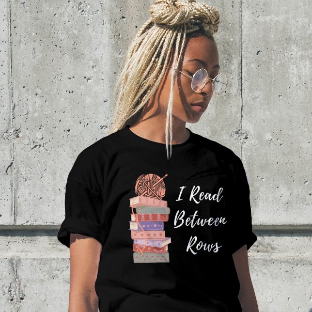 Camiseta I Read Between Rows Crochet Knitting Book Lover (Criador carregado)