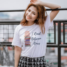 Camiseta I Read Between Rows Crochet Knitting Book Lover