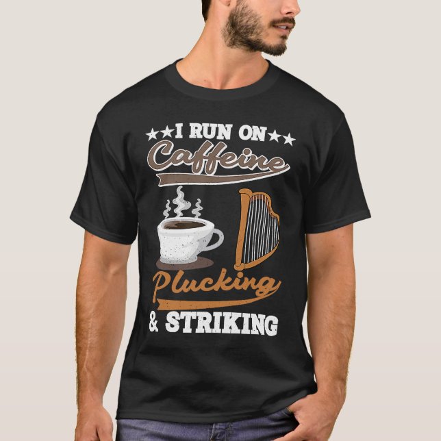 Camiseta I run on Caffeine Plucking and Striking Harp (Frente)