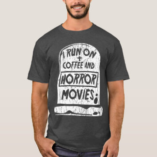 Camiseta I Run On Coffee And Horror Movies Fan Funny Cinema