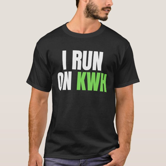 Camiseta I Run On KWH, E Car Electric Powered EV Car,  Elec (Frente)