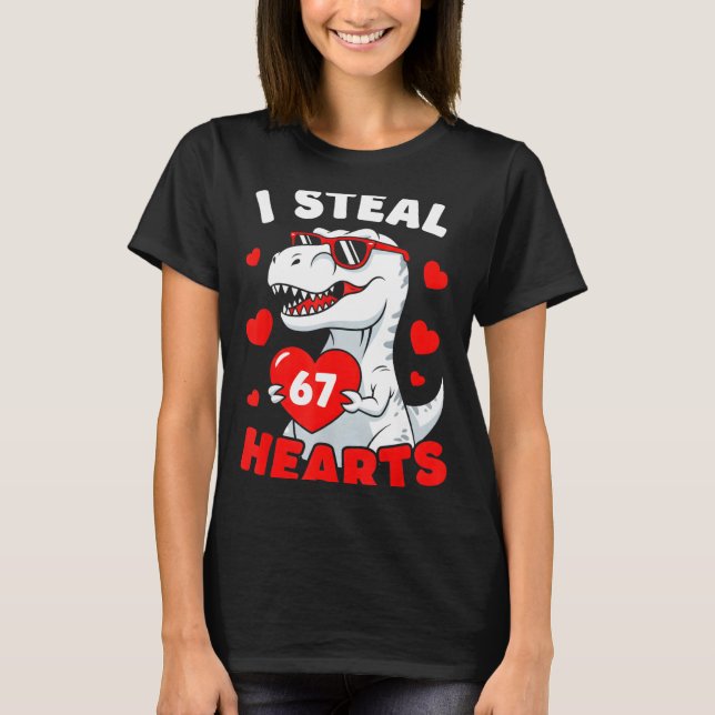 Camiseta I Steal 67 Hearts Funny 67 Valentine Dinosaur Men  (Frente)