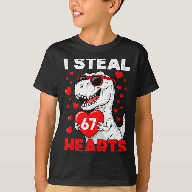 Camiseta I Steal 67 Hearts Funny 67 Valentine Dinosaur Men  (Frente)